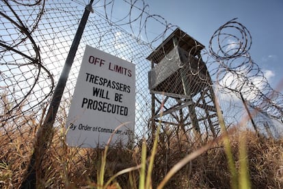 El Campo X-Ray acogió a los primeros presos que llegaron a Guantánamo en enero de 2002. Solo funcionó cuatro meses. Una orden judicial prohíbe su desmantelamiento. Luce oxidado y entre malas hierbas.