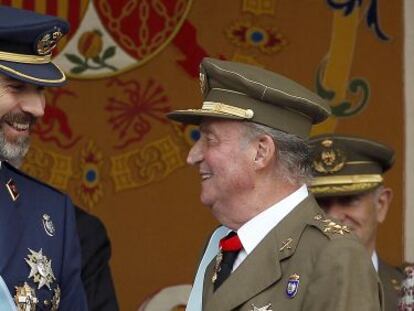 El Rey charla con el Príncipe en la Fiesta Nacional del año pasado.