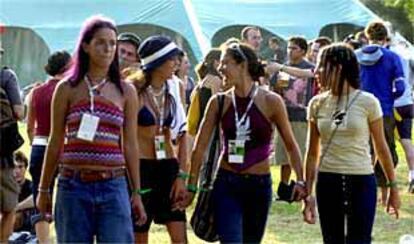 Espectadores en primera fila en el concierto de inauguración del Festival de Benicàssim.