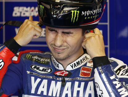 Jorge Lorenzo se pone el casco en su box