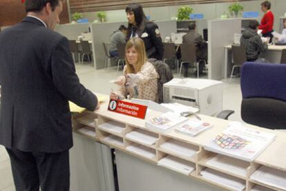 Una mujer atiende en una de las oficinas de la Hacienda Foral de Vizcaya en Bilbao.