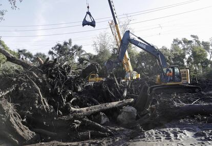 Una exacavadora retira escombros en Montecito, California, en una de las áreas afectadas por las tormentas, el 10 de enero de 2018.