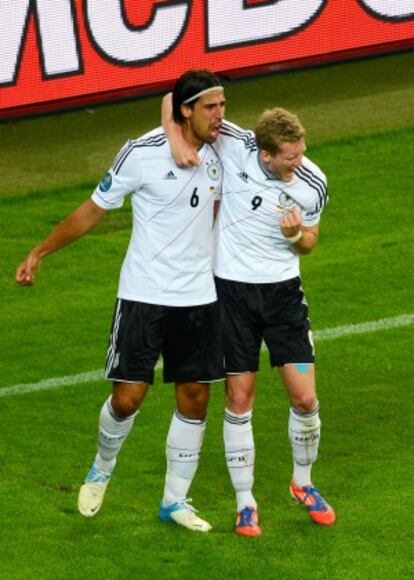 Schurrle felicita a Khedira tras un gol.