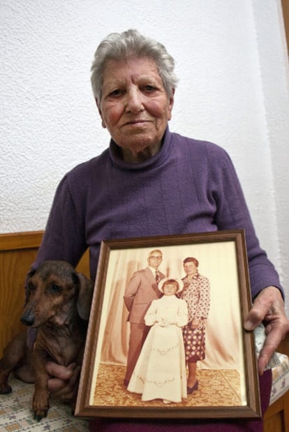 Inés Pérez muestra una foto con su marido y la niña que crio.