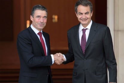 Zapatero, a la derecha, y Rasmussen, ayer en el palacio de la Moncloa.