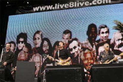 Paul McCartney, centro, y los componentes de U2,  durante su actuación en el concierto solidario Live 8 en Londres.