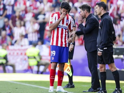 Simeone da instrucciones a Diego Costa durante el último Valladolid-Atlético.