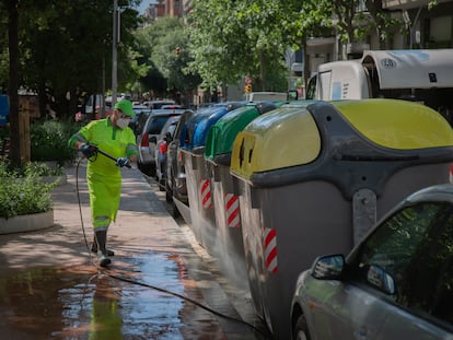 Un operario de limpieza del servicio municipal desinfecta contenedores en Barcelona, durante la pandemia de 2020.