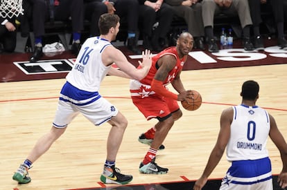 Pau Gasol defiende a Kobe Bryant en el último All Star celebrado el 14 de febrero en Toronto. Kobe Bryant disputó 18 veces el partido de las estrellas.