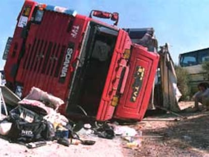 Accidente entre un autobús y un camión. PLANO GENERAL - OBJETO