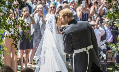 El príncipe Enrique y Meghan Markle se besan tras contraer matrimonio.