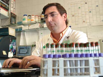 En la imagen, el doctor Navarro Antolín en el laboratorio del hospital Virgen del Rocío de Sevilla.