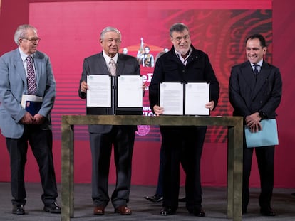 El secretario de Salud, Jorge Alcocer, el presidente López Obrador, su consejero Julio Scherer y el entonces secretario de Hacienda, Arturo Herrera, al firmar el acuerdo con la UNOPS para la compra de medicamentos, en octubre de 2020.