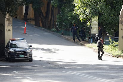 Fuerzas de seguridad venezolanas vigilan la calle junto a la residencia del embajador argentino, en Caracas, Venezuela, el 24 de noviembre de 2024. 