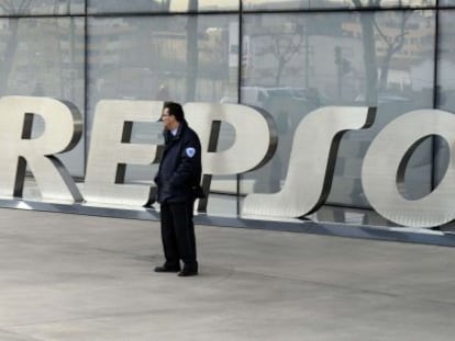Un guardia de seguridad en la sede de Repsol en Madrid