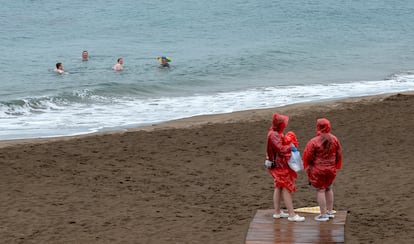 Las islas Canarias han registrado más de 800 incidentes pero ningún daño personal, según ha informado el 112. En la foto, unos turistas se dan un baño en Puerto del Carmen (Lanzarote), este domingo. 