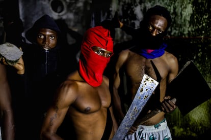 Los kulunas son bandas ultraviolentas que aterrorizan la ciudad y que, según se sabe, han prestado sus servicios a políticos. Los miembros de estas bandas, de entre 17 y 30 años, están organizados en cárteles que luchan entre sí por el control de territorios. Kinshasa, República Democrática del Congo, 26 de mayo de 2025.