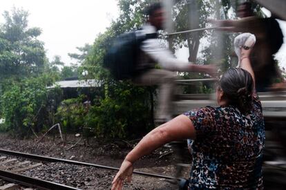 Rosa y Bernarda, dos hermanas de la localidad de La Patrona, en el pobre municipio de Amatlan de los Reyes (Veracruz), estaban un 14 de febrero, hace 20 años, con la compra en la mano esperando a que pasara el tren y poder cruzar la vía hacia su casa. Entonces, vieron que de los vagones que pasaban colgaban personas que les rogaban que, por favor, les dieran comida, que tenían hambre. Ellas no sabían que eran los primeros inmigrantes centroamericanos que se subían de polizones al tren de carga conocido como 'La Bestia', para intentar llegar a la frontera con Estados Unidos. Aun así, se sintieron obligadas a darles los alimentos que acaban de adquirir. Y así, todos los días hasta que, como veían que cada vez iba más gente a bordo del tren, junto con su madre y otra hermana comenzaron a cocinar a diario para darles algo más a esa gente.