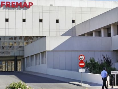 Un vigilante de seguridad en la clínica Fremap en Sevilla.