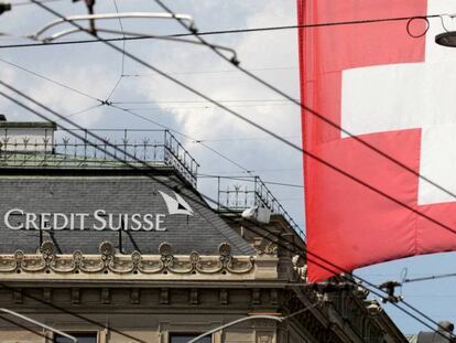 Bandera suiza junto a un edificio de Credit Suisse en Zurich.