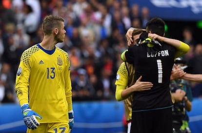 Duas gerações. De Gea olha o abraço entre Buffon e Casillas, durante o jogo das oitavas de final da Eurocopa 2016. A Itália eliminou a Espanha e avançou às quartas de final, fase na qual seria eliminada pela Alemanha.