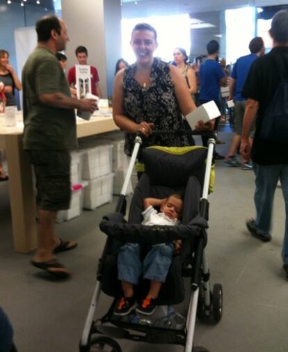 Aurora y su hijo Ivan han hecho cola desde las siete de la mañana para conocer la nueva tienda Apple de Barcelona, la primera propia de la marca en España.