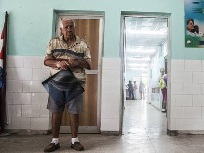 Paciente com radiografia aguarda consulta na entrada do posto de saúde.