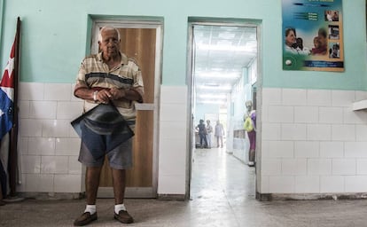 Paciente com radiografia aguarda consulta na entrada do posto de saúde.