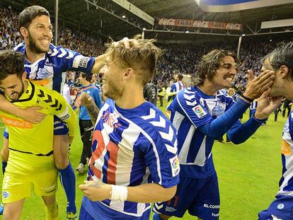 Los jugadores del Alalvés celebran la victoria.