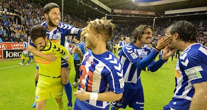 Los jugadores del Alalvés celebran la victoria.