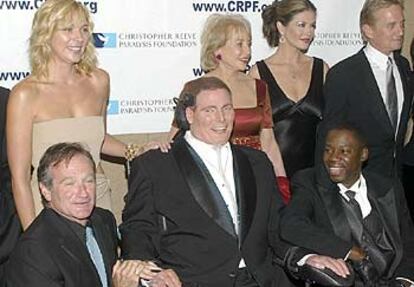 Reeve, en la celebración de su 50 cumpleaños, junto a Robin Williams, Catherine Zeta Jones y Michael Douglas, entre otros.