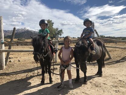 Varios niños en pony, en el campamento de verano en el Centro Ecuestre Tovarich.