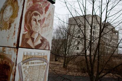 Carteles adornan una de las calles vacías de Pripyat, localidad cercana a la planta nuclear de Chernobil.