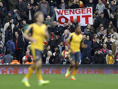 Un cartel pidiendo la salida de Wenger, técnico del Arsenal.