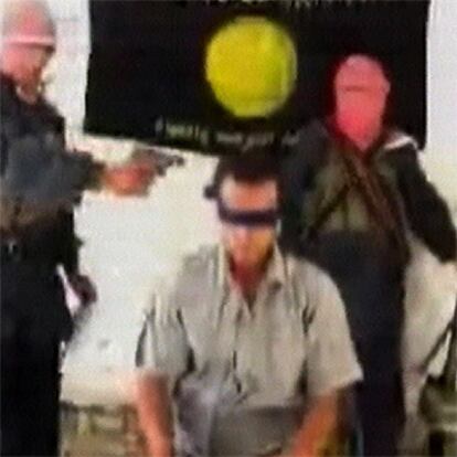 Imagen de un vídeo que muestra el asesinato en Irak del rehén turco Murat Yuce, en agosto de 2004.