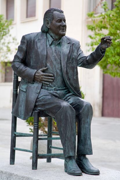 Escultura dedicada al cantaor Chano Lobato, en la plaza de la Merced, en el barrio de Santa María (Cádiz).