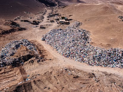 Vista aérea que la ropa usada en medio del desierto.