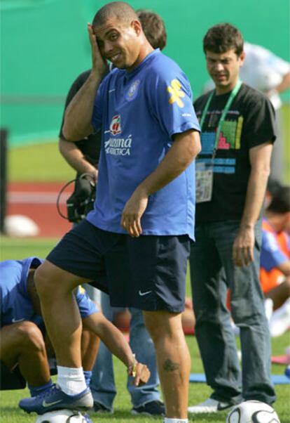 Ronaldo durante un entrenamiento de la selección brasileña en Alemania