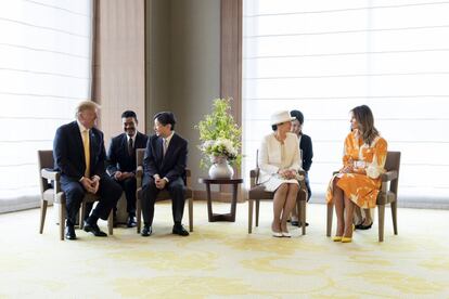 El emperador japonés Naruhito habla con el presidente estadounidense Donald Trump, a la izquierda, mientras la emperatriz Masako habla con la primera dama Melania Trump, a la derecha, en un hotel en Tokio este martes 28 de mayo de 2019.