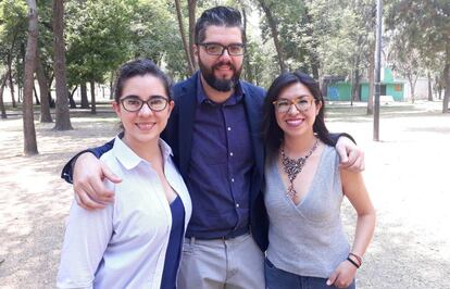 Los periodistas Nayeli Roldán Sánchez, Manuel Ureste Cava y Miriam Castillo Moya en la Ciudad de México.