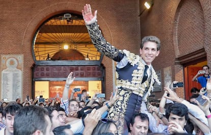 Ginés Marín, a hombros por la puerta grande de Las Ventas, tras cortar esta noche dos orejas al sexto.