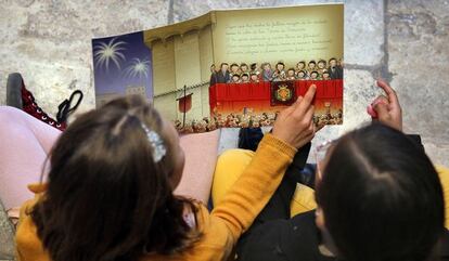 Dos ni&ntilde;as leen el cuento &#039;Las Fallas&#039; de Carles Cano. 