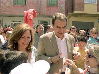 Rodríguez Zapatero recorre ayer las calles de Ponferrada (León), junto a la candidata a la alcaldía, Charo Velasco.