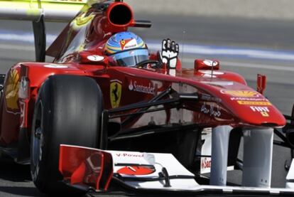 Fernando Alonso saluda desde su Ferrari.