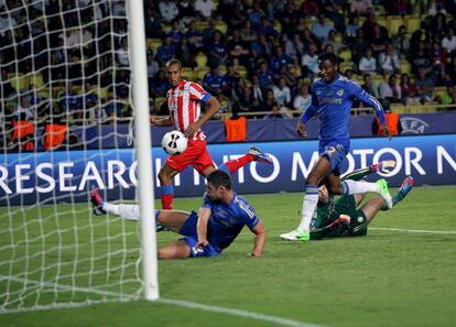 Miranda en el momento de meter el cuarto gol del Atlético.