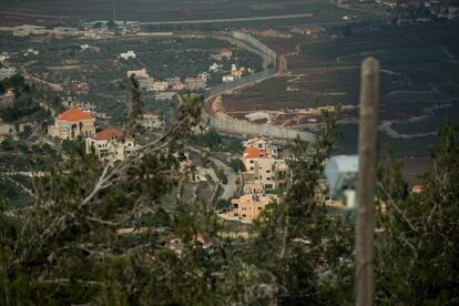 Muro de separación en la frontera de Líbano cerca de la población israelí de Metula. En el centro de la curva se observa el toldo que cubre la zona de excavación de un pozo para destruir un túnel de Hezbolá.