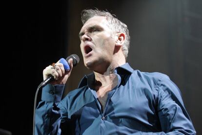 La reina es el "último dictador", según Morrissey. El cantante comentó al periódico 'The Telegraph' en 2011 que "si el pueblo británico decidiese mañana que la reina debe marcharse, ella no dudaría en atacar con sus tanques a los británicos. Tres años después, criticó duramente la afición de los nietos de la monarca, Guillermo y Enrique, a la caza.