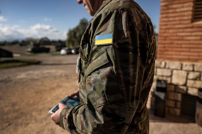 Un militar ucraniano descansa en la base de Marines (Valencia) donde aprende el mantenimiento de baterías Patriot como parte de la misión EUMAM de ayuda a Kiev.