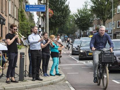 We&#039;N Band toca por las calles de Utrecht. 