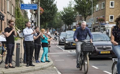 We'N Band toca por las calles de Utrecht.